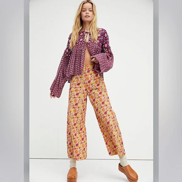 Free People Menorca Cropped Printed Pants in Tan Floral Combo - Picture 1 of 4